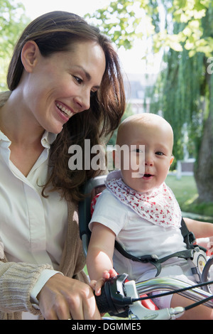 Niederlande, Südholland, Oud-Beijerland, Mutter mit Tochter Baby (12-17 Monate) auf Fahrrad Stockfoto