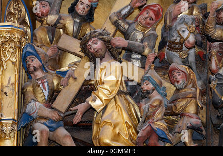 Geschnitzte Figur des Christus mit dem Kreuz, Heiligentaler Altar, Kirche St. Nicolai, Lüneburg, Niedersachsen Stockfoto