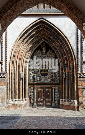 Reich verzierte Hauptportal der Kirche St. Nikolai, Stralsund, Ostsee, Mecklenburg-Vorpommern Stockfoto