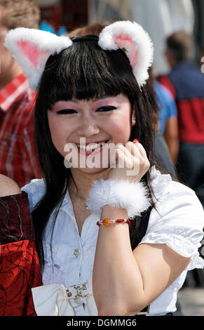 Japanerin mit fuzzy Hasenohren lächelt freundlich, Japantag Japan Tag in Düsseldorf, Nordrhein-Westfalen Stockfoto