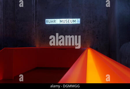 Neue Ruhr Museum, Eingang mit einer beleuchteten Treppe, ehemaliger Kohle waschen Pflanze, UNESCO World Heritage Site Zeche Zollverein, Essen Stockfoto