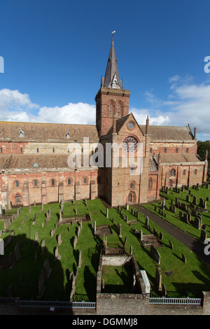 Inseln von Orkney, Schottland. Malerische erhöhten Blick auf die Südansicht des Kirkwall St Magnus Cathedral. Stockfoto