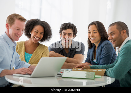 Business-Meeting. Eine Gruppe an einem Tisch sitzen. Stockfoto