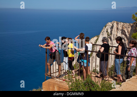 Touristen fotografieren von Shipwreck Beach aus der Sicht, Zakynthos (Zante) Griechenland Stockfoto