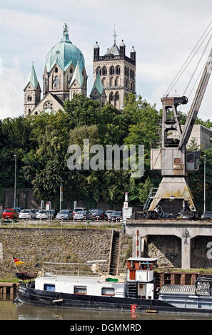 Industriehafen und St. Quirinus Minster, Neuss, Niederrhein, Nordrhein-Westfalen Stockfoto