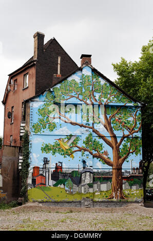 Altes Haus abgerissen werden soll Wand gemalt mit einem Baum in einer Industrielandschaft, Stadtteil Bruckhausen, Duisburg Stockfoto