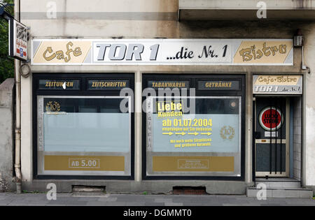 Verlassene Kiosk in einem verurteilten Haus Bruckhausen Bezirk, Duisburg, Nordrhein-Westfalen Stockfoto