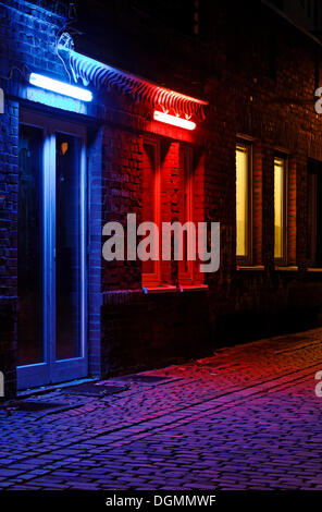 Gasse in der Altstadt, schönes Ambiente, blau beleuchtete Tür, rot beleuchteten Fenster, Düsseldorf Stockfoto