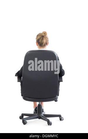 Rückansicht des blonden gut gekleidet Geschäftsfrau sitzen auf einem Bürostuhl Stockfoto