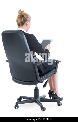 Rückansicht des schönen Geschäftsfrau sitzen auf einem Bürostuhl Stockfoto
