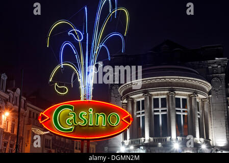 Neon-Schild mit der Aufschrift "Casino", Spielkasino in Health Spa Komplex, Ardennen, Lüttich-Provinz Stockfoto