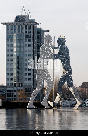 Molecule Man, monumentale Metallskulptur in die Spree entlang, Treptowers Allianz Verwaltung, Bezirk Treptow, Berlin Stockfoto