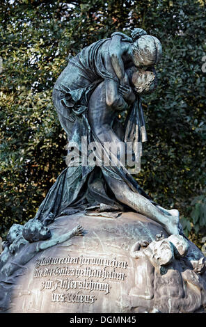 Trauer um Frau umarmt ihr Sohn, historischen Grab Skulptur Nordfriedhof Friedhof, Düsseldorf, Nordrhein-Westfalen Stockfoto