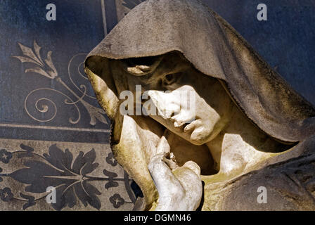 Kopf einer trauernden Frau, historischen Grab Skulptur, Nordfriedhof Friedhof, Düsseldorf, Nordrhein-Westfalen Stockfoto