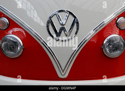 VW-Bus oder van, Bulli, Modell T1 aus den 60er Jahren, vorne und logo Stockfoto