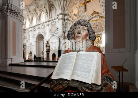 Lebensgroße, geschnitzte Figur, ein Evangelion St. Kiliansdom Kathedrale, Würzburg, Franken, Niederbayern Stockfoto