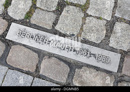 Kennzeichnung von Stein auf einem Bürgersteig zeigt den Verlauf der ehemaligen Berliner Mauer, Mitte Viertel, Berlin Stockfoto