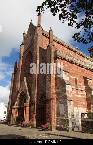 Inseln von Orkney, Schottland. Malerischen Blick auf den Westen Höhe und Haupteingang von Kirkwall St Magnus Cathedral. Stockfoto