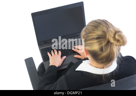 Rückansicht des Geschäftsfrau sitzt im Drehstuhl mit laptop Stockfoto