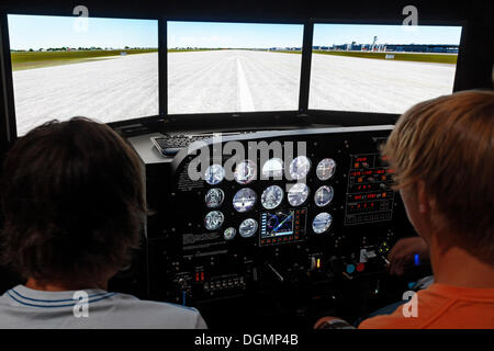 Jugendliche als Piloten in einem Prop Cockpit Trainer, flight Simulator, IdeenParks 2012, Technologie und Bildung Gipfelkonferenz für Stockfoto