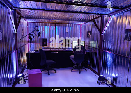 Tontechniker am Mischpult in einem Tonstudio, Musik Produktion Demonstration des SAE Institute, IdeenParks 2012 Stockfoto