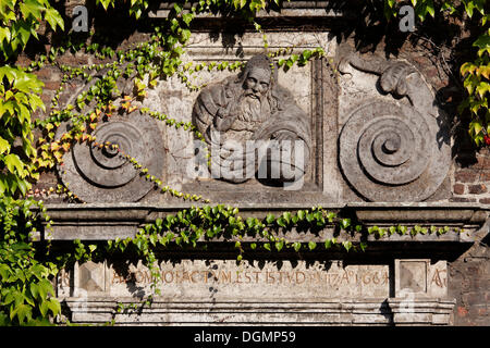 Relief Darstellung von Gott, dem Vater mit einem Globus, Eingang des Rathauses, Mönchengladbach, Nordrhein-Westfalen Stockfoto