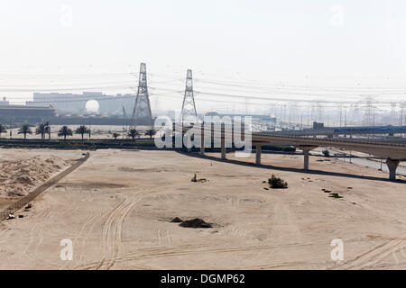 Unfruchtbares Land mit Pylonen der Metro-Linie, Stadtentwicklungsgebiets, Dubai, Vereinigte Arabische Emirate, Naher Osten, Asien Stockfoto