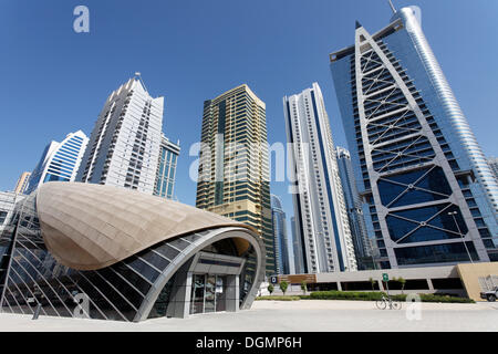 Metro Station, Jumeirah Lake Towers, Indigo-Symbol erstellen, Dubai, Vereinigte Arabische Emirate, Naher Osten, Asien Stockfoto