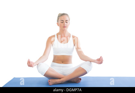 Getönten entspannt blonde sitzen in Lotus-pose Stockfoto