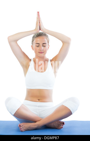 Getönten ruhig blonde sitzen in Lotus Pose meditieren Stockfoto