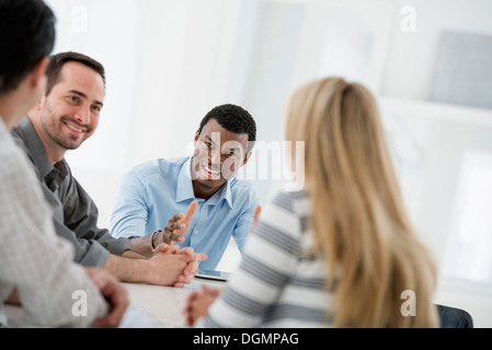 Büroeinrichtung. Eine Gruppe von vier Personen, eine Frau und drei Männer. Stockfoto