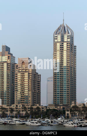 Wolkenkratzer und eine Marina, Stadtteil Dubai Marina, Dubai, Vereinigte Arabische Emirate, Naher Osten, Asien Stockfoto