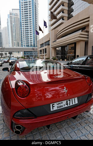 Ferrari parkte vor dem Luxushotel Grosvenor House, Stadtteil Dubai Marina, Dubai, Vereinigte Arabische Emirate, Naher Osten Stockfoto