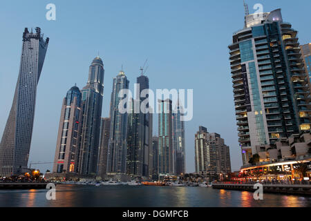 Wolkenkratzer in Dubai Marina District, Abend-Stimmung, Dubai, Vereinigte Arabische Emirate, Naher Osten, Asien Stockfoto