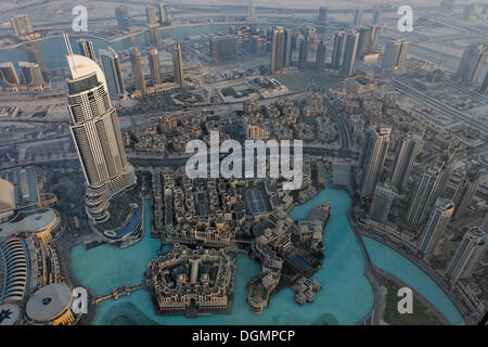 Blick vom Burj Khalifa in einen Wolkenkratzer, der Adresse, ein Luxushotel und Brunnen See, Dubai, Vereinigte Arabische Emirate Stockfoto