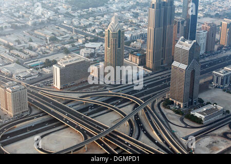 Blick vom Burj Khalifa über ein Autobahnkreuz an der Sheikh Zayed Road, Vereinigte Arabische Emirate, Naher Osten, Asien Stockfoto