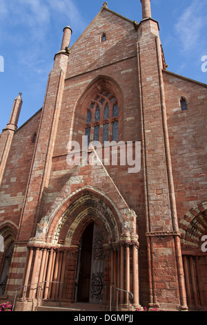 Inseln von Orkney, Schottland. Malerischen Blick auf den Westen Höhe und Haupteingang von Kirkwall St Magnus Cathedral. Stockfoto