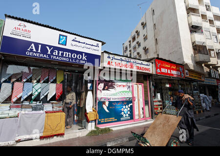 Kleine Geschäfte im Stadtteil Deira, alte Souk, Dubai, Vereinigte Arabische Emirate, Naher Osten, Asien Stockfoto