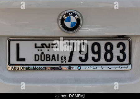 BMW mit einem Nummernschild von Dubai, Vereinigte Arabische Emirate, Naher Osten, Asien Stockfoto