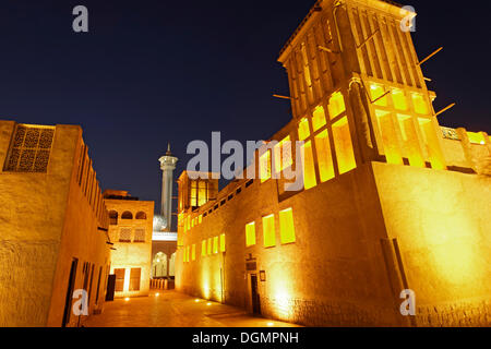 Restaurierte Wind tower Häuser und eine Moschee, die alte Bastakiya Viertel, Bur Dubai, Vereinigte Arabische Emirate, Naher Osten, Asien Stockfoto