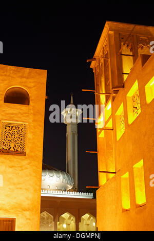 Restaurierte Wind tower Häuser und eine Moschee, die alte Bastakiya Viertel, Bur Dubai, Vereinigte Arabische Emirate, Naher Osten, Asien Stockfoto