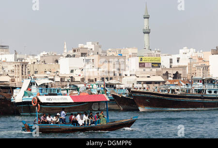 Abra, taxis traditionelle Wasser am Dubai Creek, mit Blick auf die Deira District, Dubai, Vereinigte Arabische Emirate, Naher Osten, Asien Stockfoto