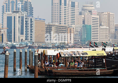 Abra, traditionellen Wassertaxi am Dubai Creek, zwischen Deira und Bur Dubai, Dubai, Vereinigte Arabische Emirate, Naher Osten, Asien Stockfoto