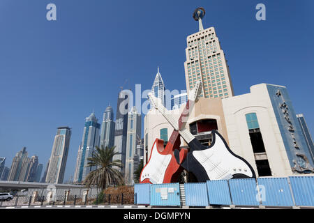 Zwei monumentale, gekreuzten Gitarren, Zeichen für eine Diskothek liegt auf Sheikh Zayed Road, Dubai, Vereinigte Arabische Emirate, Naher Osten Stockfoto