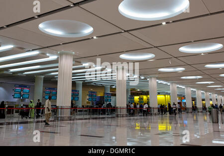 Check-in-Halle, Emirates Airlines, Dubai International Airport, Vereinigte Arabische Emirate, Naher Osten, Asien Stockfoto