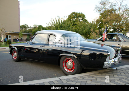 Studebaker Commander aus den fünfziger Jahren auf dem Display während einer historischen Oldtimer-Show in New Jersey, USA. Stockfoto