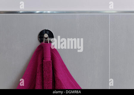 Berry-farbigen Handtuch aufhängen an einem Haken, Fliesenwand, Bad Stockfoto
