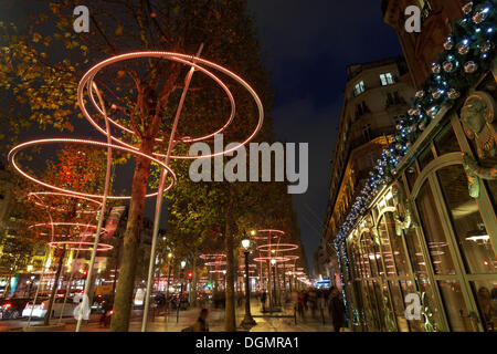 Weihnachtsbeleuchtung vor der Luxuskonditorei Ladurée, Avenue des Champs Elysées, 8. Arrondissement, Paris Stockfoto