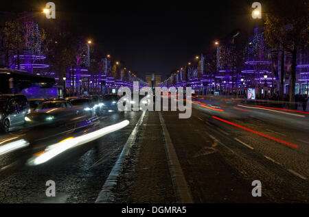 Avenue des Champs-Elysées mit Weihnachtsbeleuchtung, Nachtszene, Paris, Ile de France, Frankreich Stockfoto