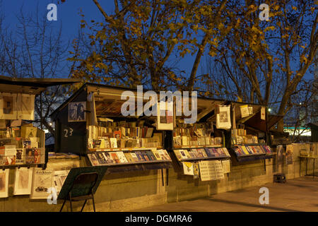 Buchen Sie Stände an den Ufern der Seine, Buchhändler, Quai de la Tournelle, Abendstimmung, 5. Arrondissement, Paris, Ile-de-France Stockfoto